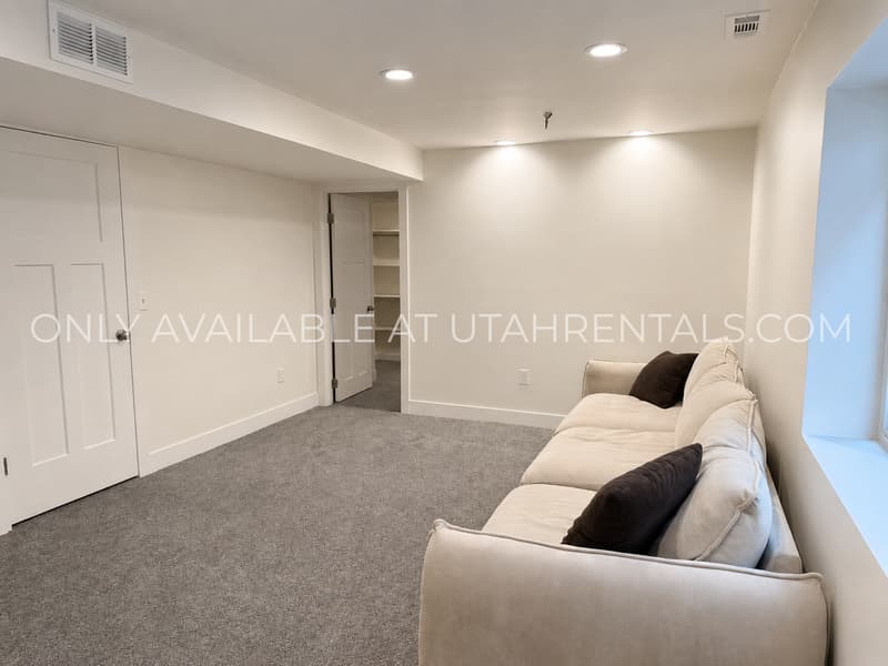 Saratoga Springs House: 267 W Willow Creek Dr