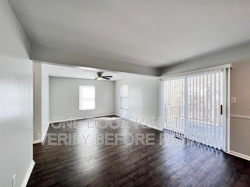 Williamsburg House: 120 Low Ridge Rd