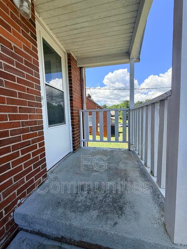 Hildebran House: 212 Main Ave E
