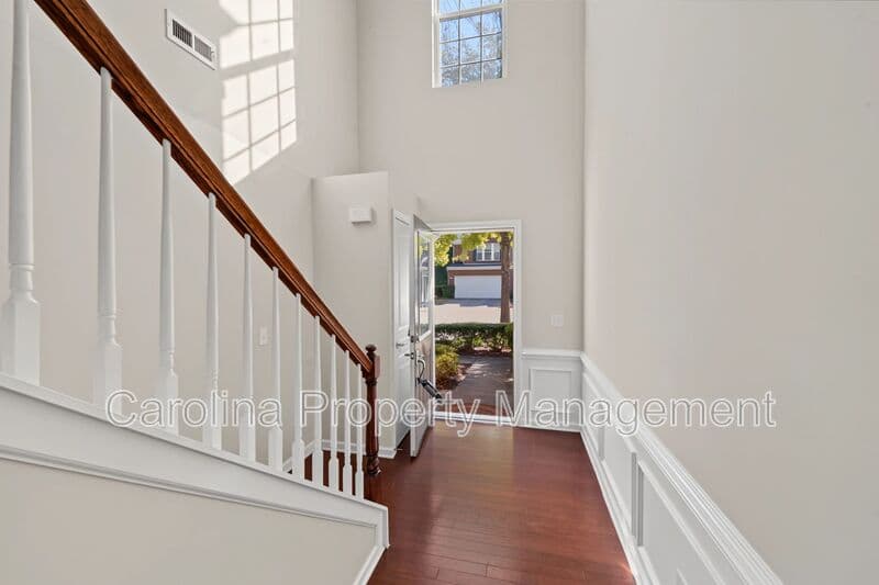 Charlotte House: 15422 Canmore St