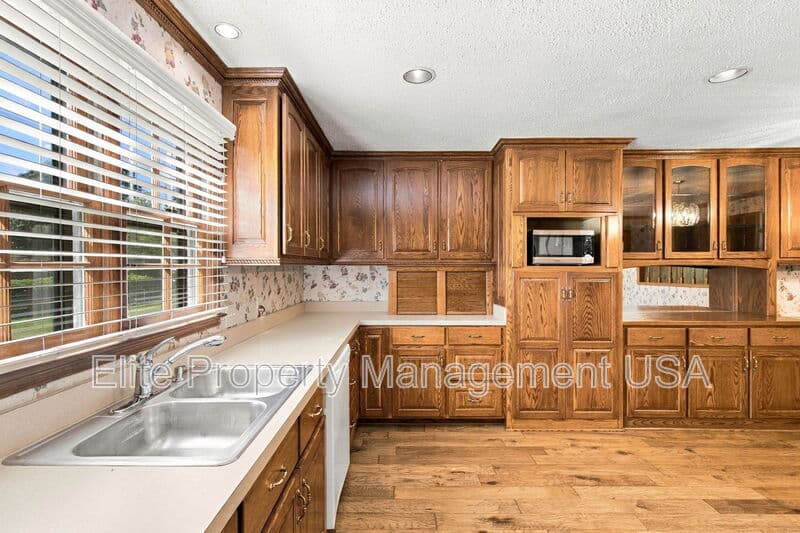 Gainesville House: 1028 Holly Drive