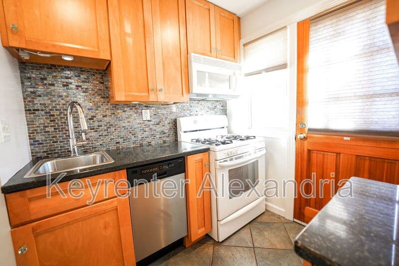 Alexandria Townhome: 511 E Windsor Ave