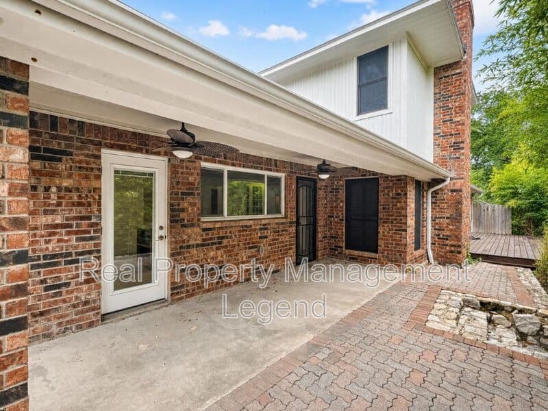Benbrook House: 70 Legend Road