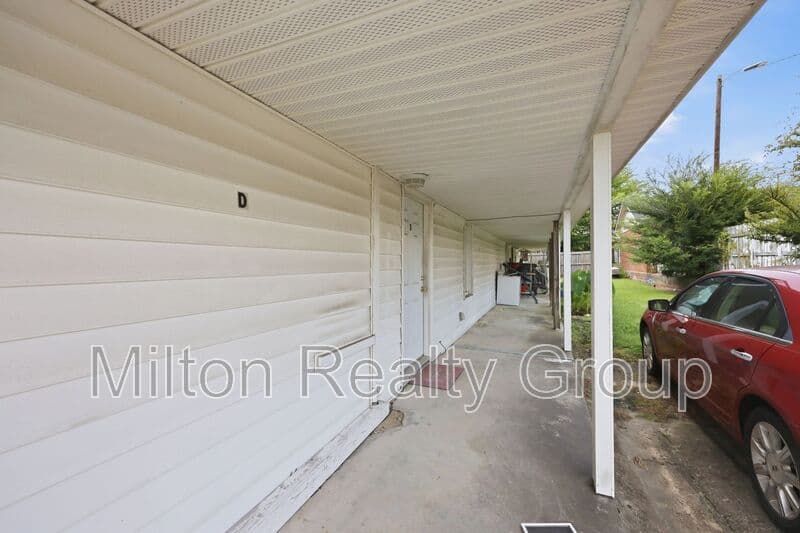 Four Oaks Condo: 101 E. Woodall St.
