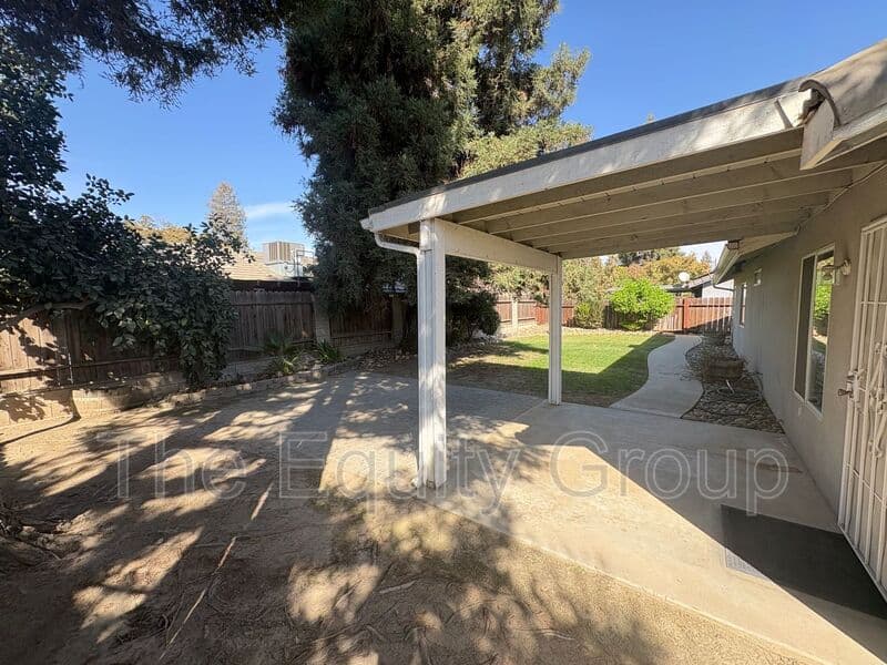 Visalia House: 323 South Citrus Court
