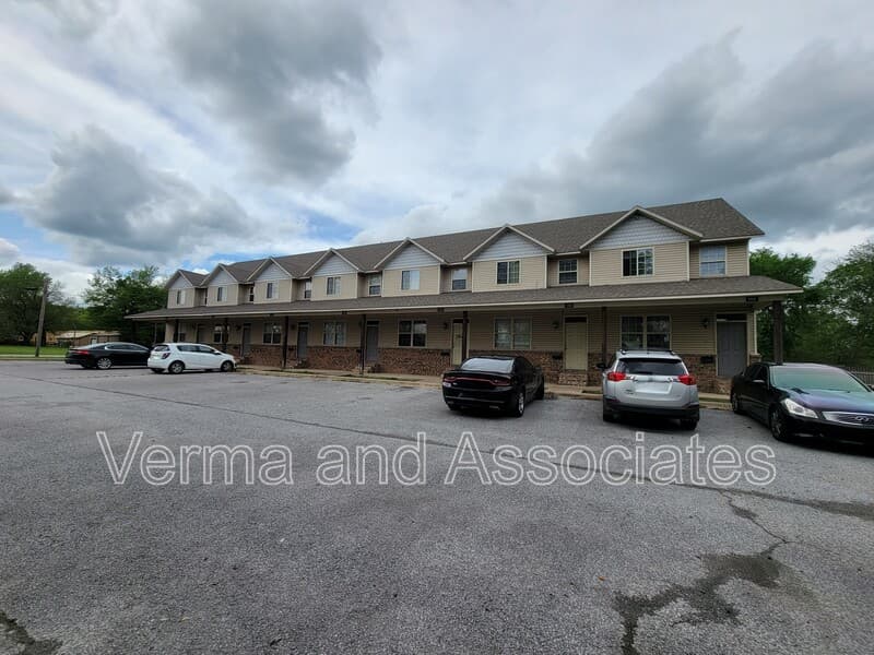 Centerton Townhome: 192 Fair St