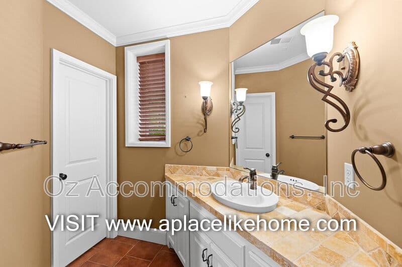 Loch Lloyd House: 16690 Country Club Ct