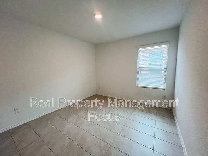 Oak Point House: 3401 Harper St