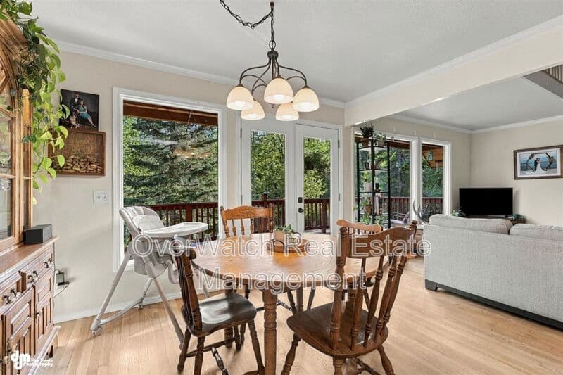 Eagle River House: 10610 High Bluff Dr