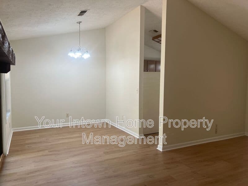 Kennesaw House: 3352 Hogan Dr.