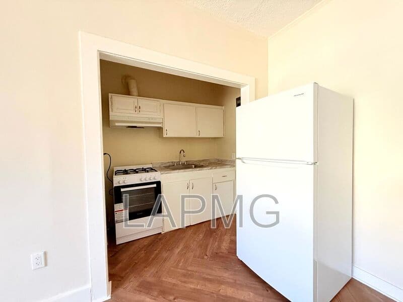 Los Angeles House: 1614 N. Kenmore Avenue