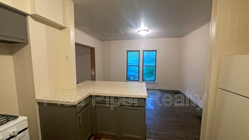 Freeport House: 1015 S Columbia Ave