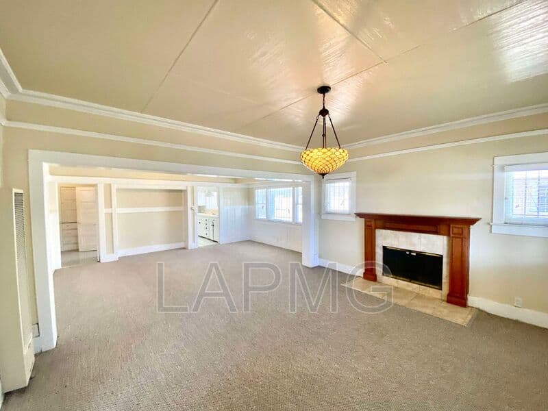 Los Angeles House: 1513 W 45th St