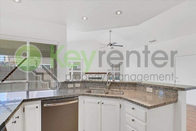 Sacramento House: 8428 Cassatt Way