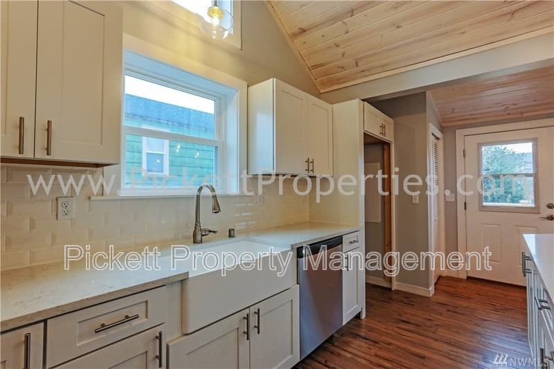 Bremerton House: 1120 Cogean Ave