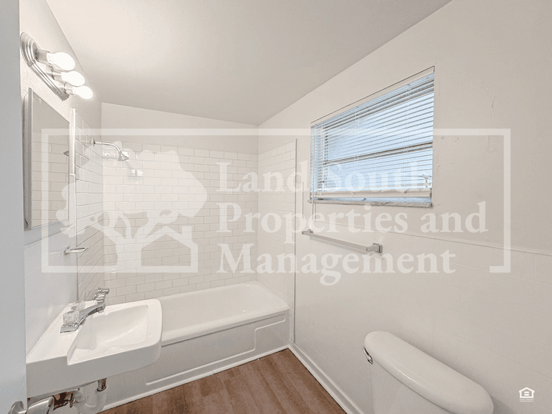 Lakeland House: 1030 Lakewood Court