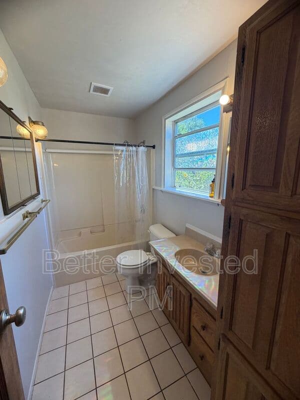Ukiah House: 3851 Eastside Calpella Rd