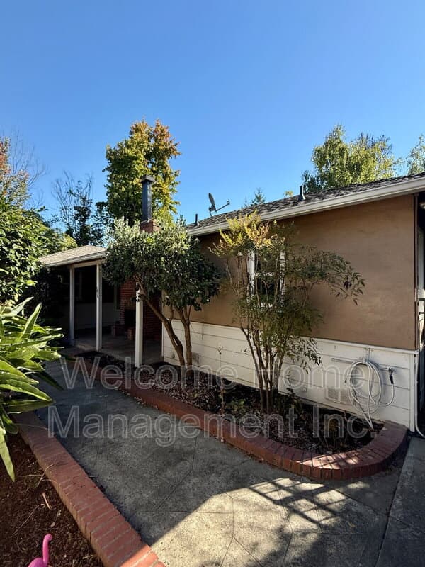 Oakland House: 5810 Estates Drive