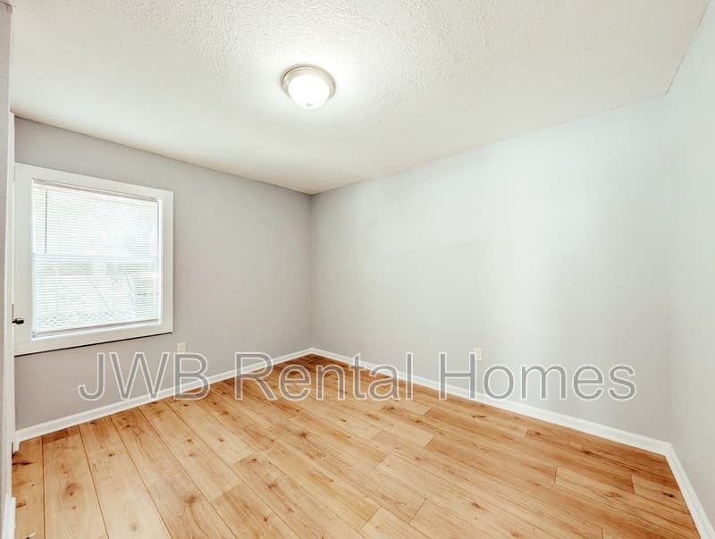 Jacksonville House: 7114 Bloxham Ave