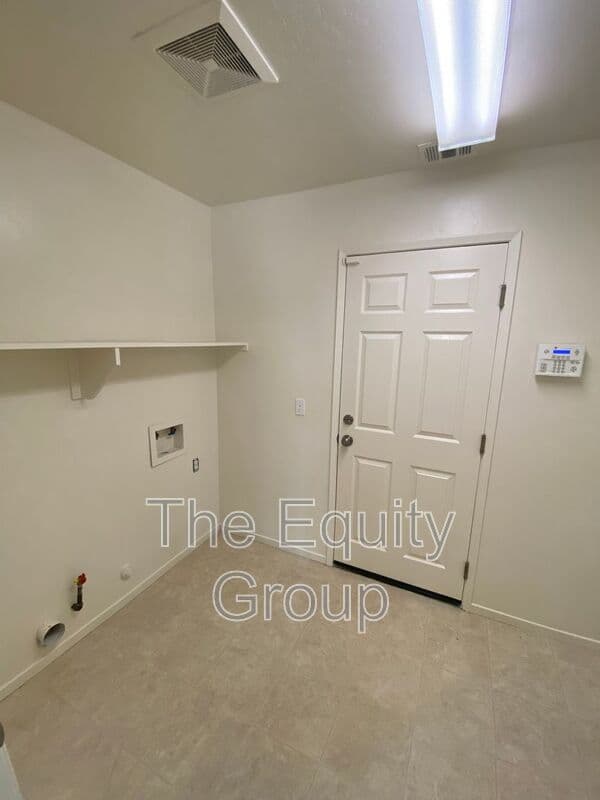 Visalia House: 1025 West Reese Ct