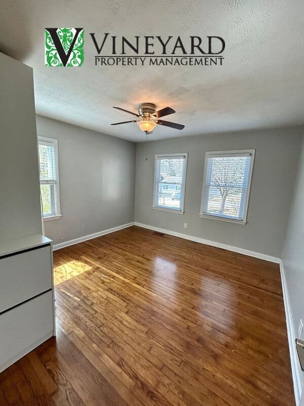 Smyrna House: 1995 Benson Ave SE