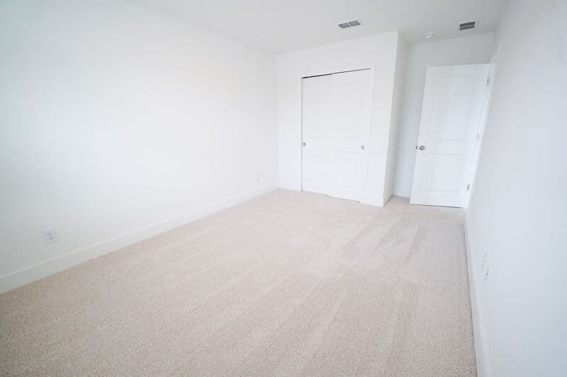 Bloomingdale House: 128 Kingswood Cir