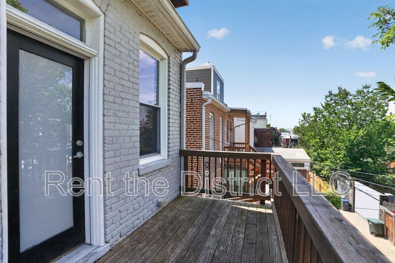 Washington Townhome: 37 Rhode Island Avenue NW