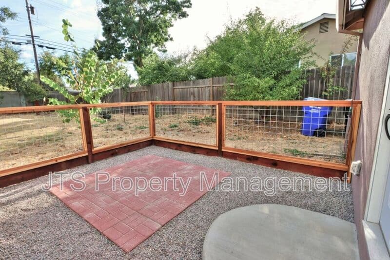 Fair Oaks House: 6906 Pin Oak Court