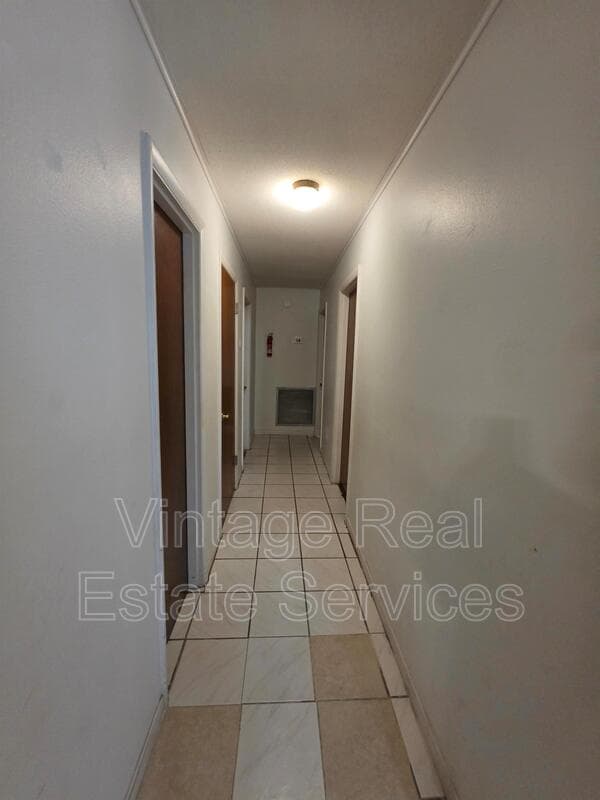 Lakeland House: 1028 Wildwood W