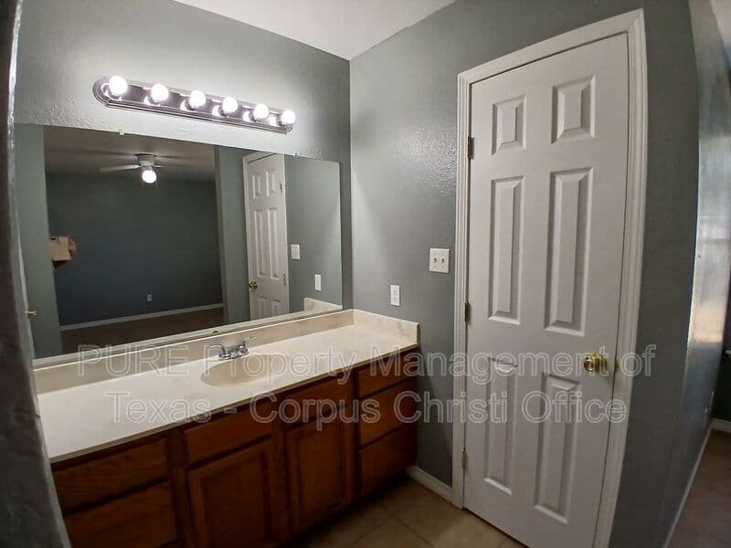 Corpus Christi House: 1941 Sunnycrest St