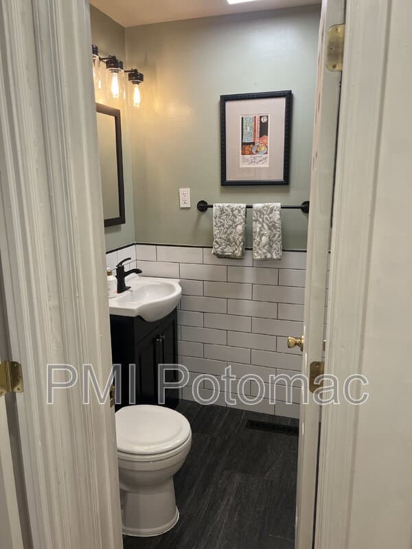 Bowie House: 12618 Kavanaugh Ln