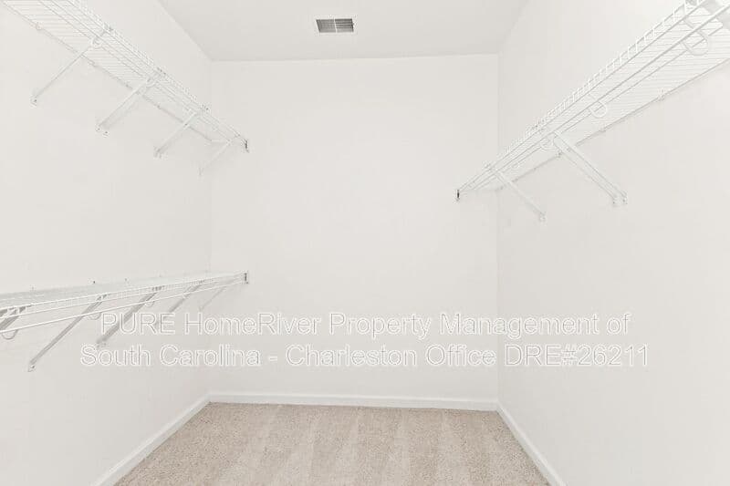 Summerville House: 207 Summer View Rd