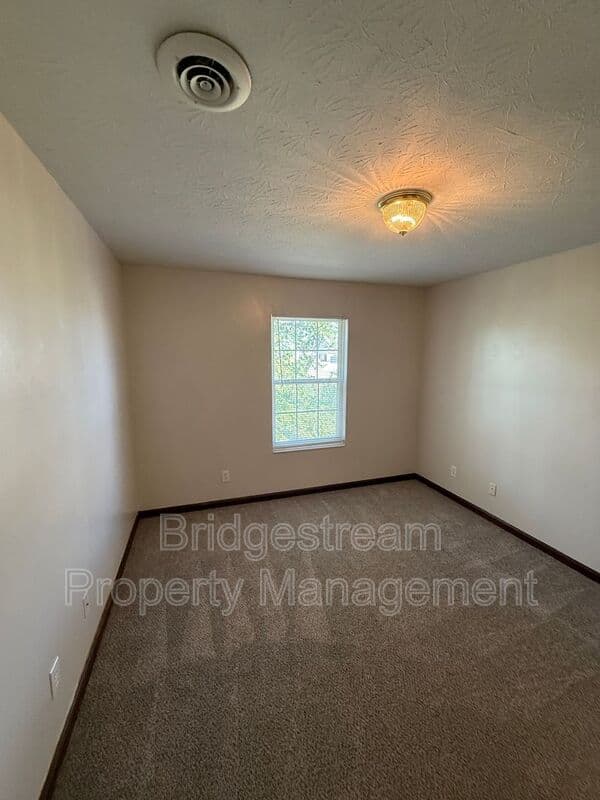 Germantown House: 136 Colonial Circle