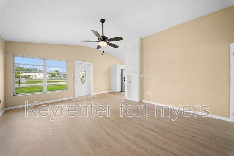 North Fort Myers House: 275 Lakeview Dr