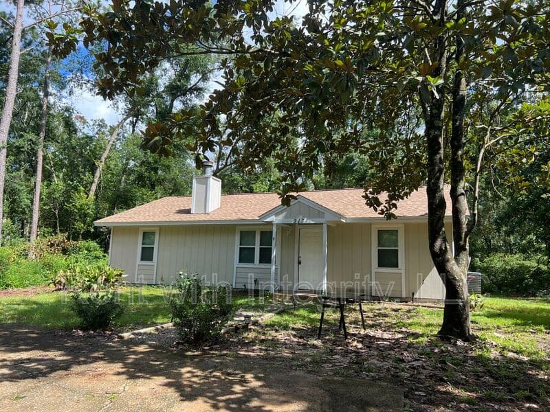 Tallahassee House: 913 Bald Eagle Run