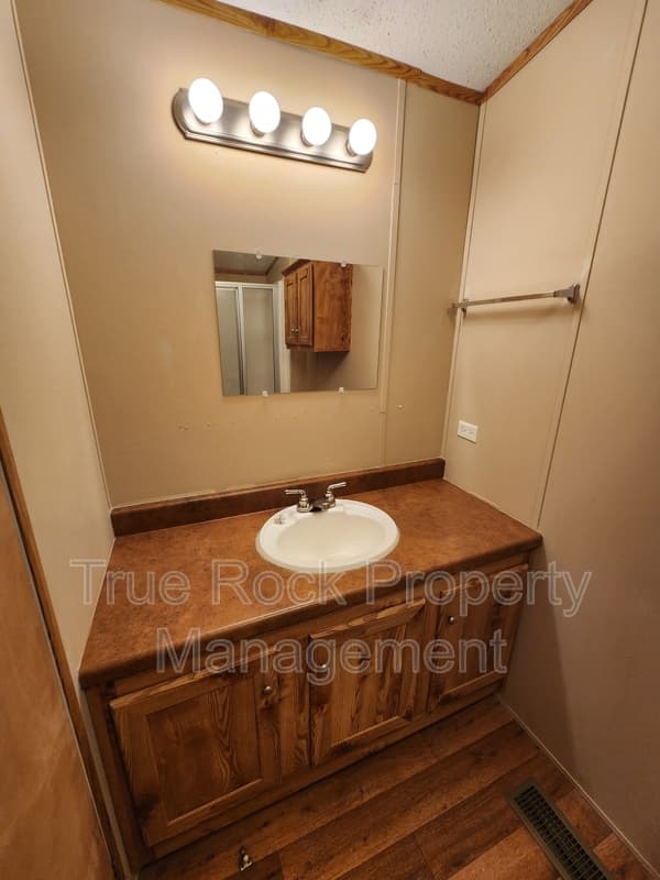Ada House: 16201 County Road 1525