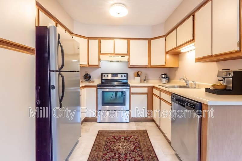Manchester Condo: 1991 Bodwell Road