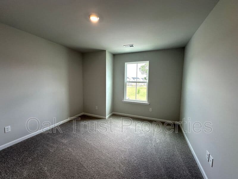 Summerville House: 127 Swaying Palm Dr