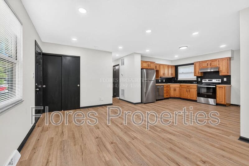 Columbus House: 6406 Faircrest Rd