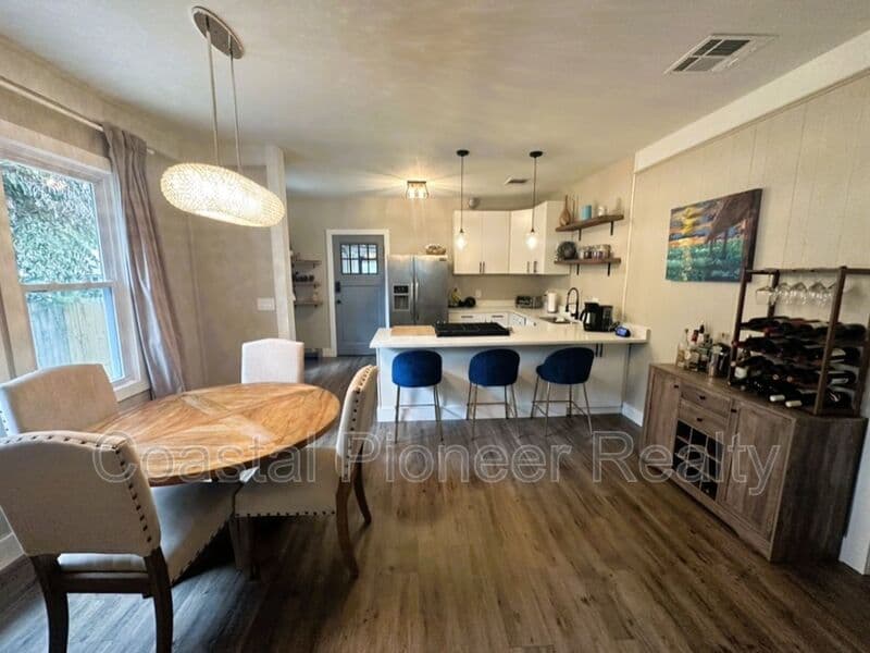 Tampa House: 115 W Plymouth St