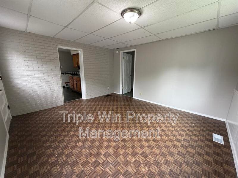 Saint Louis House: 8126 Albin Ave
