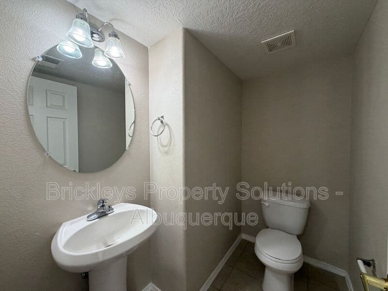 Albuquerque House: 7008 Tree Line Ave NW
