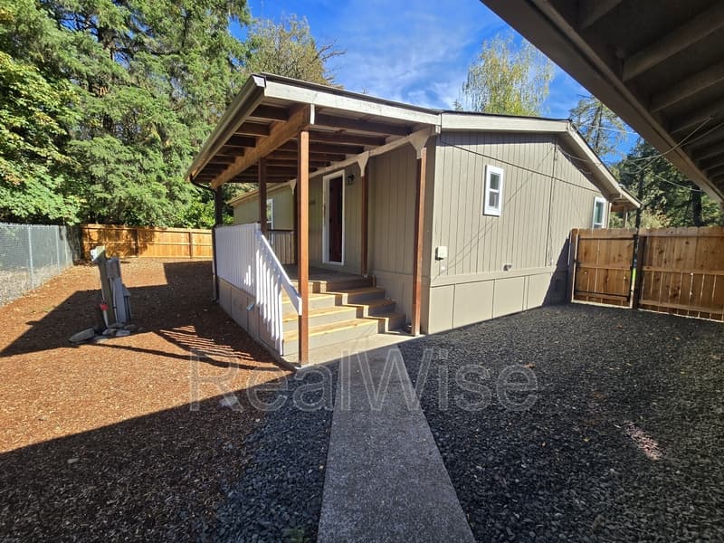 Idleyld Park House: 21370 N Umpqua Hwy