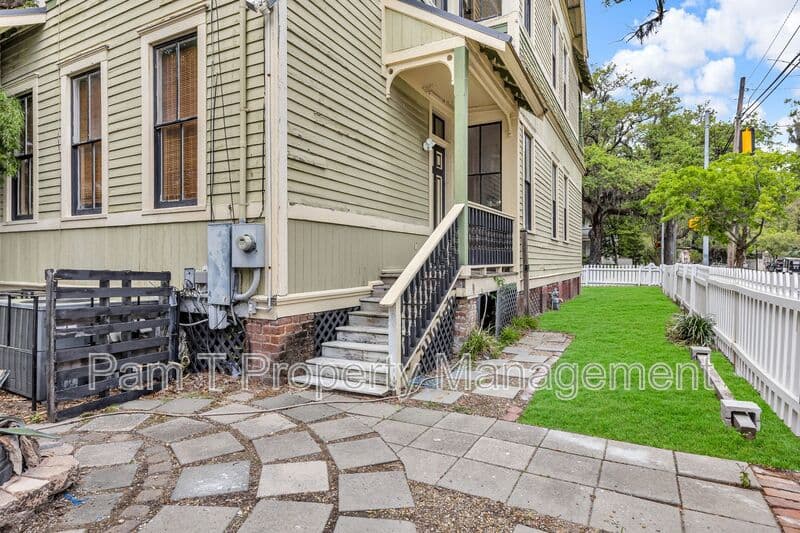 Savannah House: 201 W 37th St