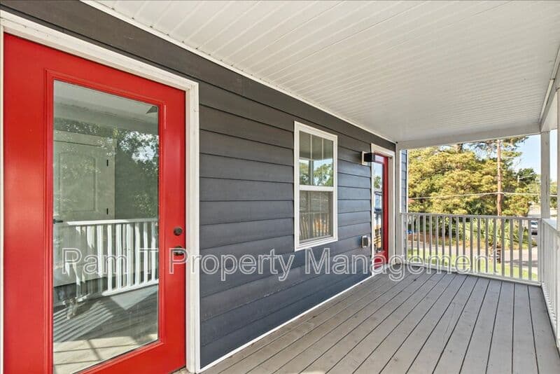 Savannah House: 3205 Burroughs St