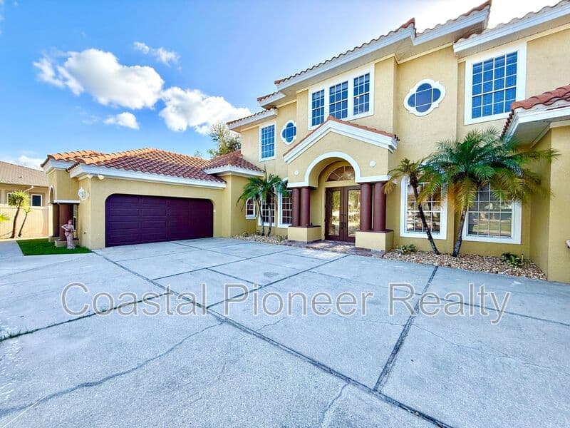 Largo House: 10334 Longwood Dr