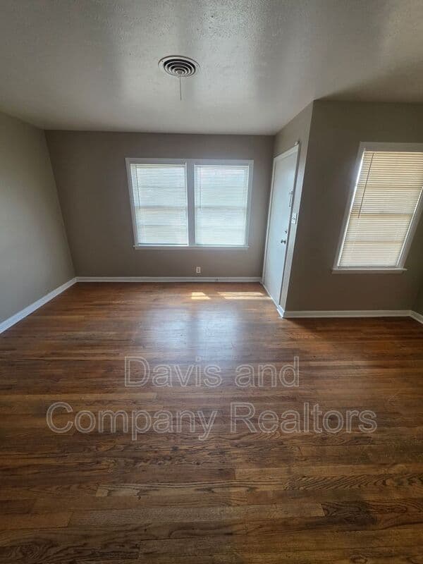 Midland House: 4210 Pasadena Dr