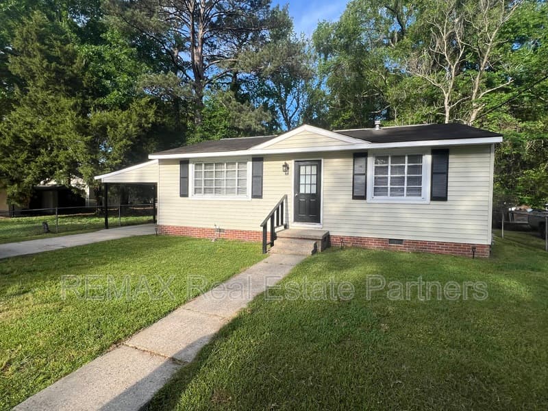 Petal House: 201 Rosewood Dr