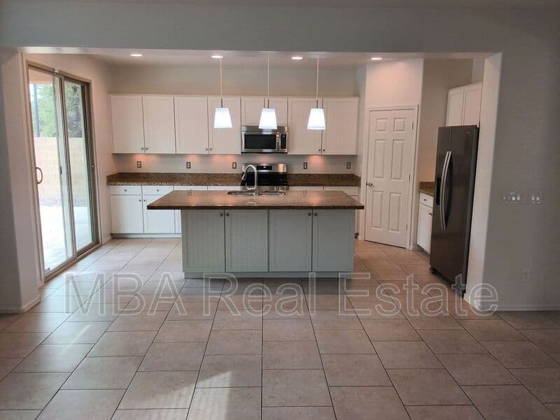 Mesa House: 3031 E Regina St