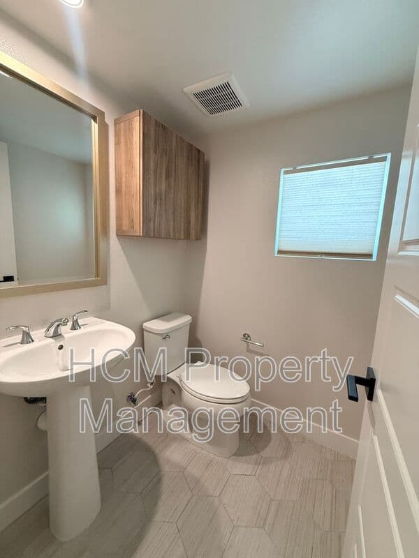 Anaheim House: 1211 W Bushell St